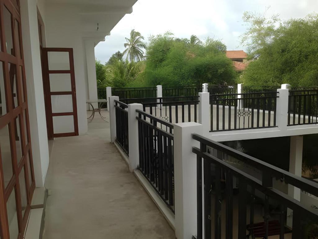 Araliya Blue Beach View Hotel Kudapaduwa Bagian luar foto